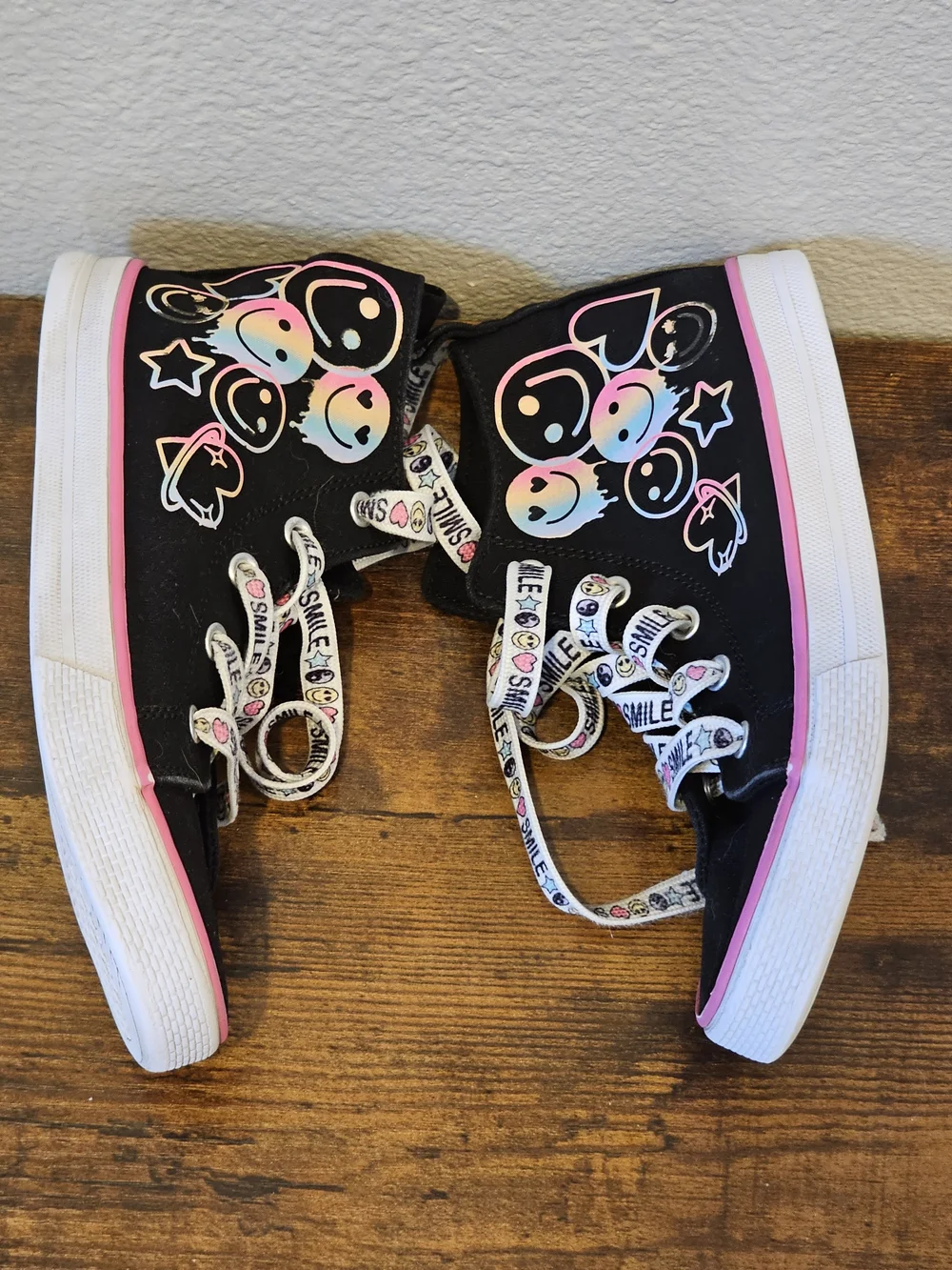Place Black Canvas Kids Sneakers with Pink Trim and Smile Laces